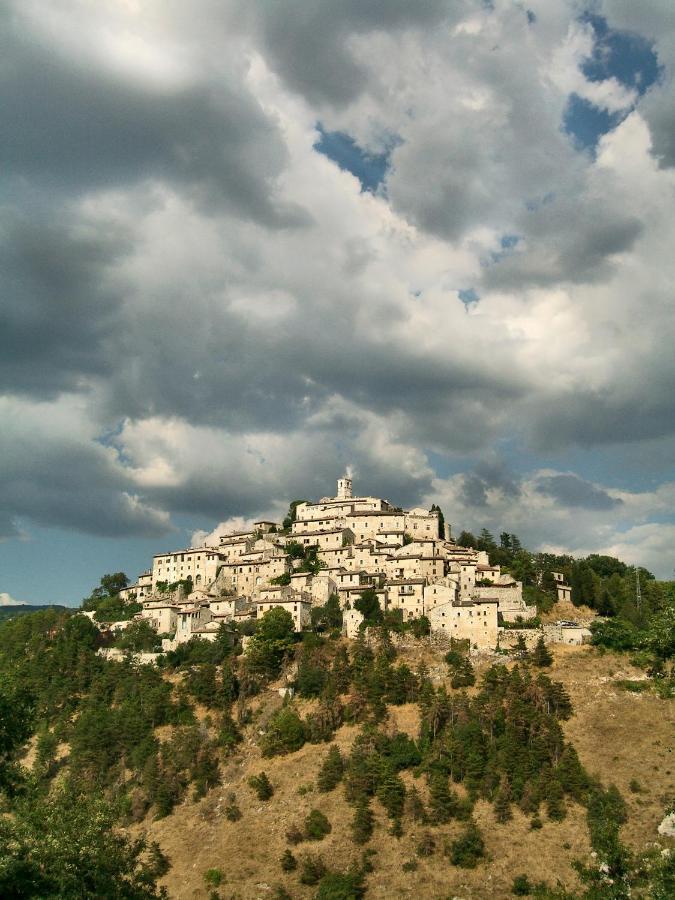 Albergo Diffuso Crispolti Labro Buitenkant foto