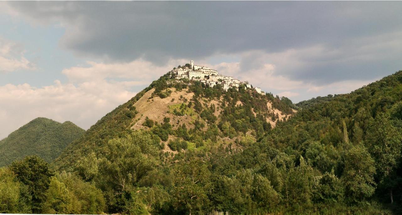 Albergo Diffuso Crispolti Labro Buitenkant foto